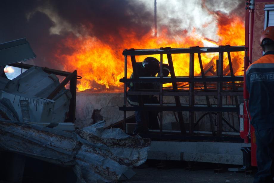 Фото: 25.mchs.gov.ru | Фото: как спасатели МЧС тушили ночной пожар в центре Владивостока