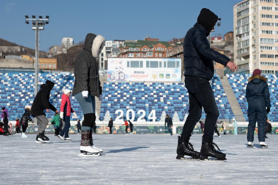 Фото: Елена Буйвол / PRIMPRESS | Зимний Владивосток. Фоторепортаж с бесплатного катка на «Авангарде»