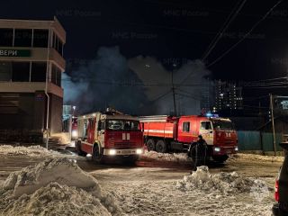 Сильнейший пожар на мебельном складе во Владивостоке тушили восемь с половиной часов