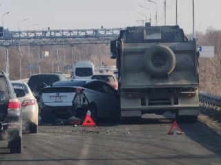 Столкновение грузовика и легковушки блокировало трассу к аэропорту Владивостока