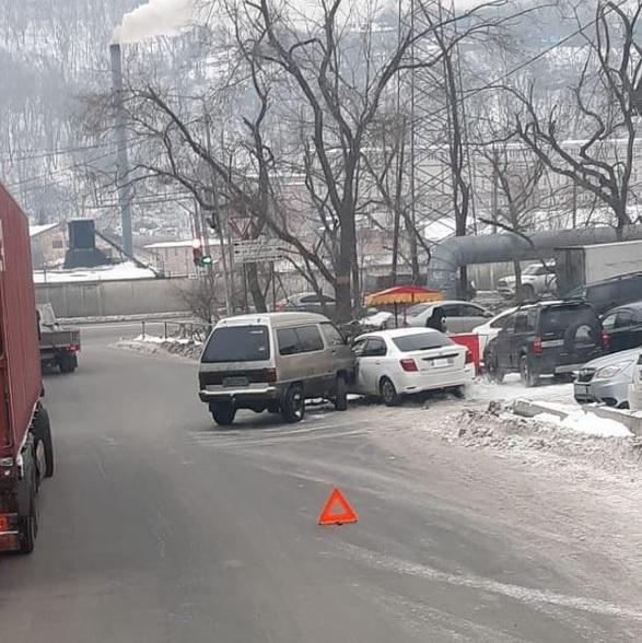 «Борьба за последнее пян-се на точке»: авария во Владивостоке привлекла внимание пользователей
