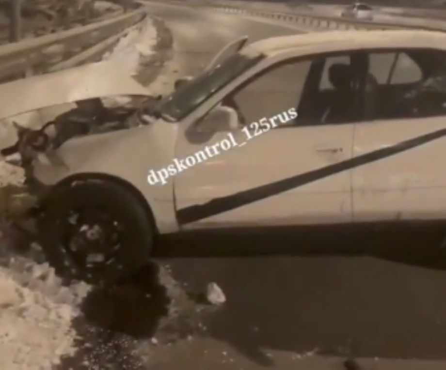 Неизвестный водитель сбил леера, повредил авто и сбежал с места аварии