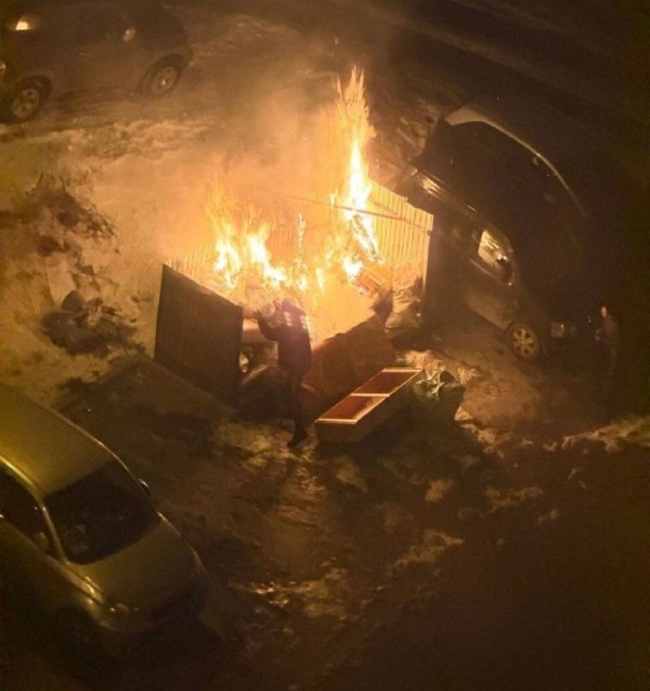 Камеры сняли, как окурок стал причиной возгорания мусора во Владивостоке