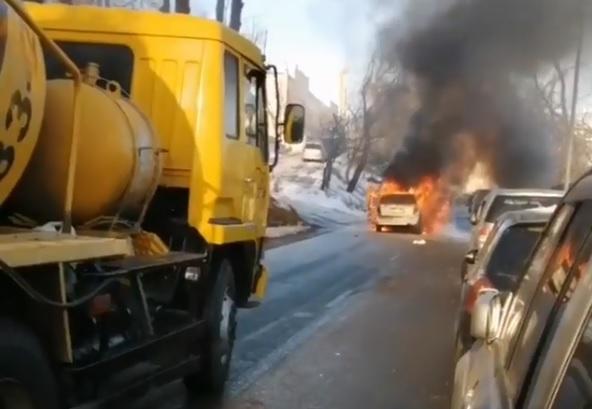 Во Владивостоке прямо на дороге вспыхнуло авто