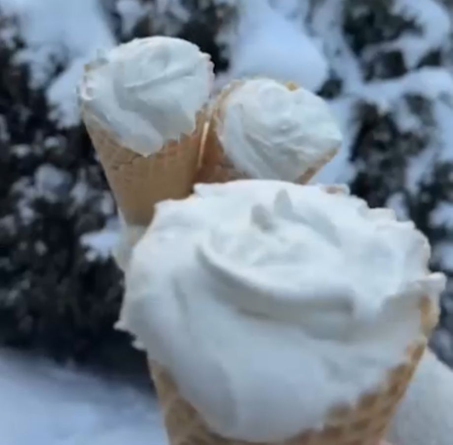 Мороженое в сугробе: новый зимний тренд набирает популярность среди россиян