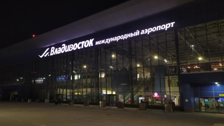 Пассажиропоток аэропорта Владивостока снизился более чем наполовину