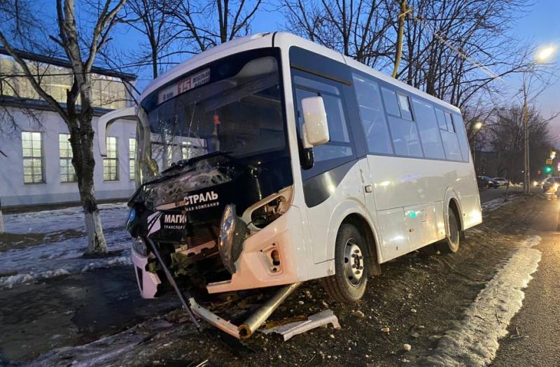 Фото: 25.мвд.рф | В Приморье водитель автобуса умер за рулем и наехал на опору освещения