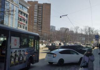 «Здесь остановка, а не парковка». Автомобилисты продолжают нарушать ПДД в районе «Дальпресса»