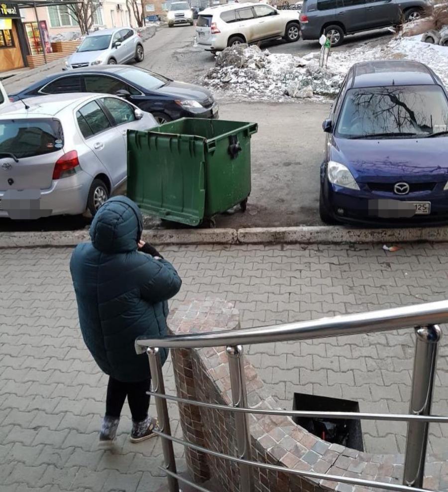 «Он на колесах?». Во Владивостоке произошло ДТП с мусорным контейнером