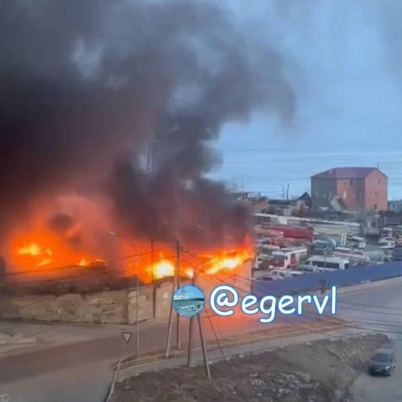 Фото: Telegram-канал egervl | Мощный пожар заметили жители Владивостока на Эгершельде