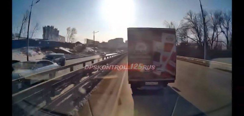 Водитель грузовика «проучил» скорую — пострадала девушка с травмой позвоночника во Владивостоке