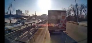 Водитель грузовика «проучил» скорую — пострадала девушка с травмой позвоночника во Владивостоке