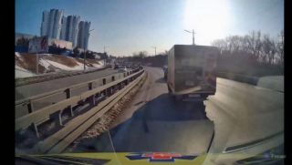 Водителя грузовика жестко наказали за непропуск скорой в Приморье