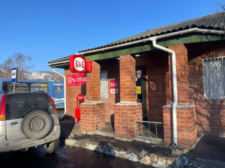 Алкомаркет открылся в общественном туалете в Находке