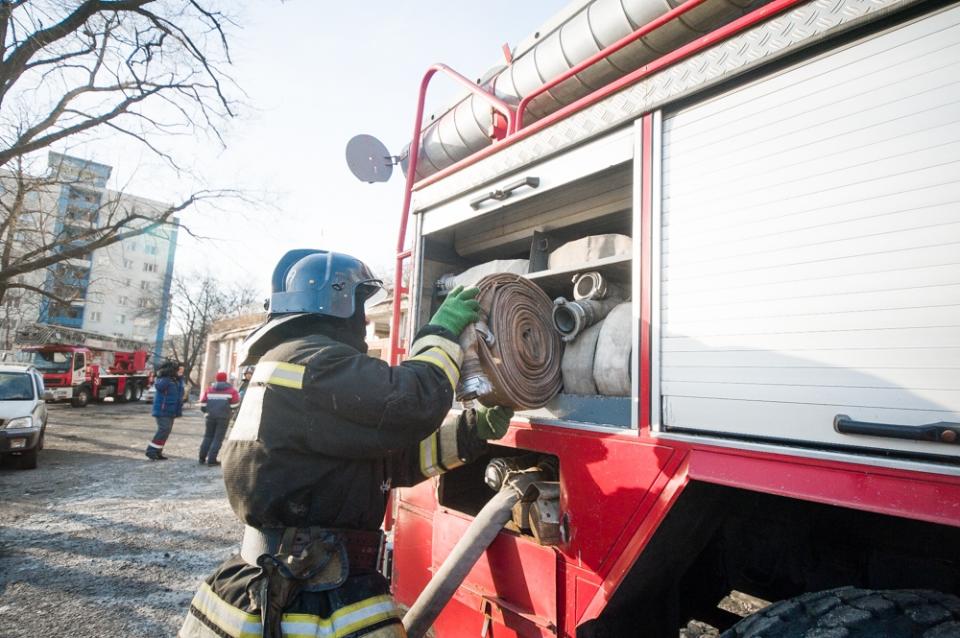 Фото: Евстигнеев Илья | Двух человек спасли из горящей квартиры в Приморье