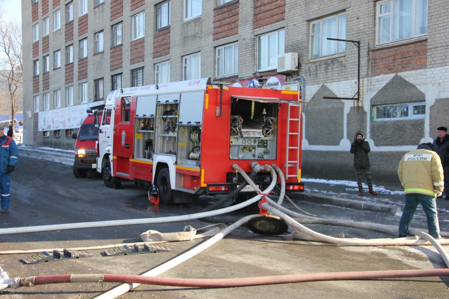 Фото: 25.mchs.gov.ru | Огнеборцы эвакуировали пятерых человек на пожаре в Приморье