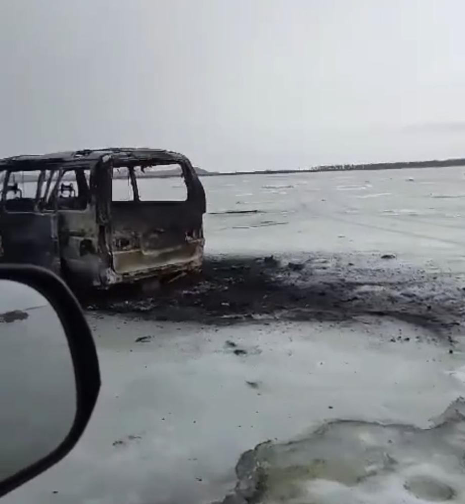 Фото: Telegram-канал newsvlc | В Приморье сгоревший на льду автобус превратился в свалку
