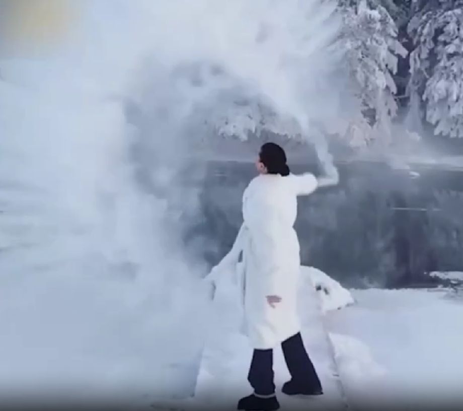 «Снежная дымка» не получилась: новый тренд с кипятком на морозе приводит в больницу