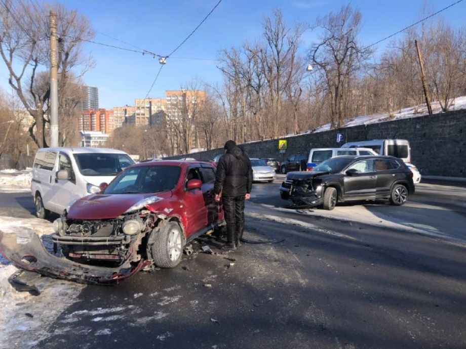 В центре Владивостока едва не сбили детей в момент столкновения иномарок