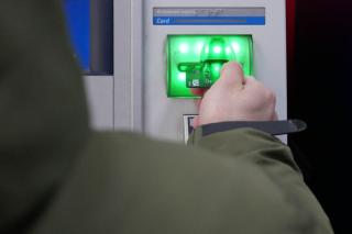 Фото: PRIMPRESS | Все деньги со счета придется снять: россиянам предрекли «забег к банкоматам»