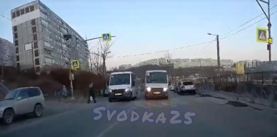 Фото: Telegram-канал svodka25 | Пенсионер за рулем автобуса во Владивостоке начудил у всех на глазах