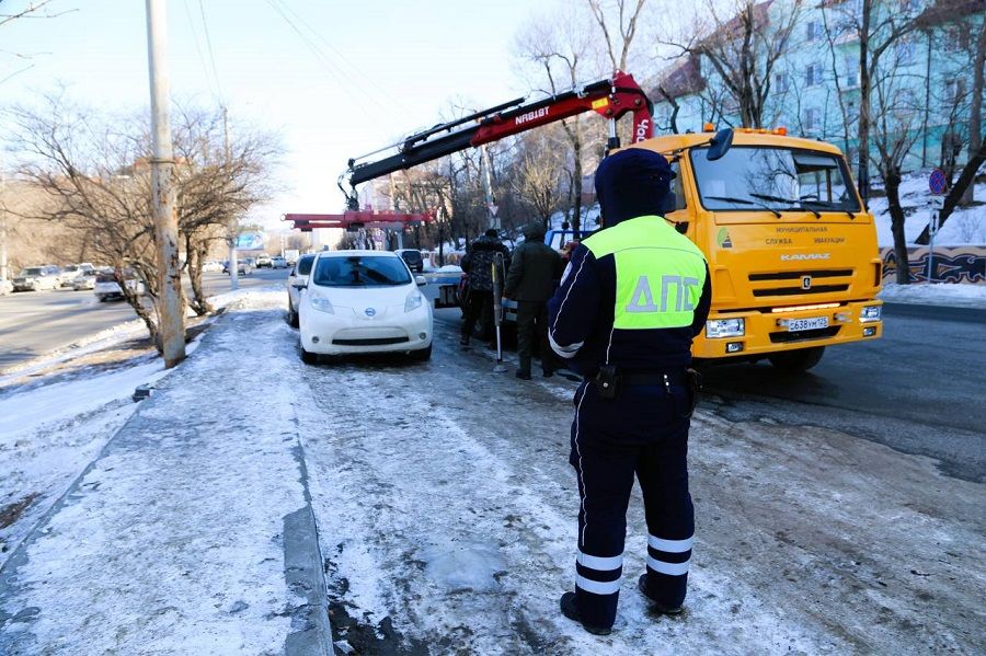 Беспорядочная парковка во Владивостоке отправляет машины на штрафстоянку