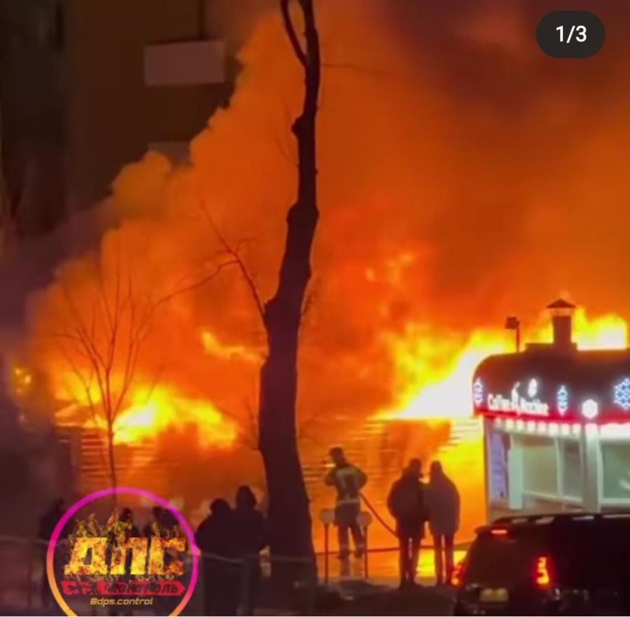 В эти минуты: в центре Владивостока вспыхнул дом на глазах у людей