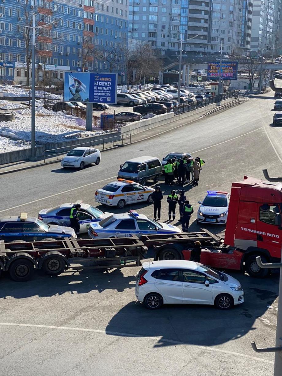Фото: Telegram-канал dpskontrol_125rus | Много гаишников и машин: происходящее в центре Владивостока пугает горожан