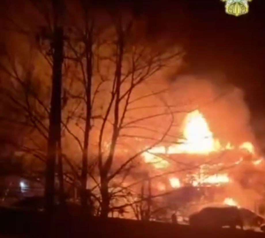 Эвакуировали людей: семья из Приморья осталась без крыши над головой из-за пожара