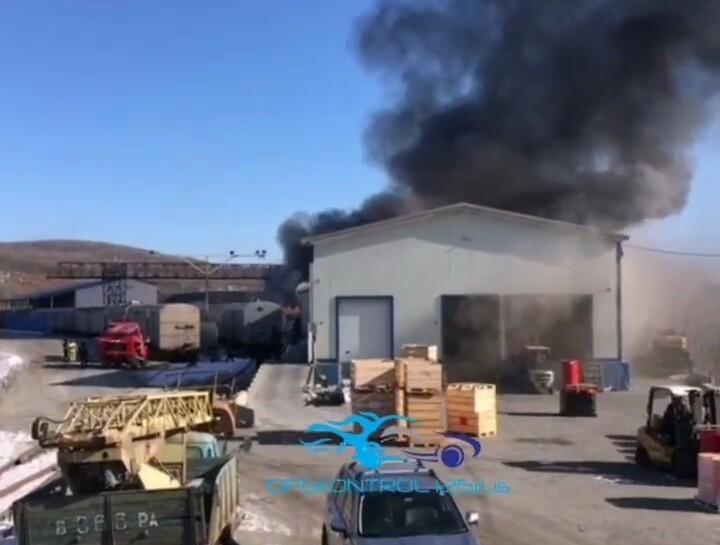 Фото: скриншот dpskontrol125rus | Во Владивостоке загорелось складское помещение