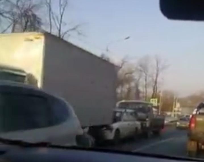 «Запаровозились»: массовое ДТП во Владивостоке спровоцировало серьезные пробки