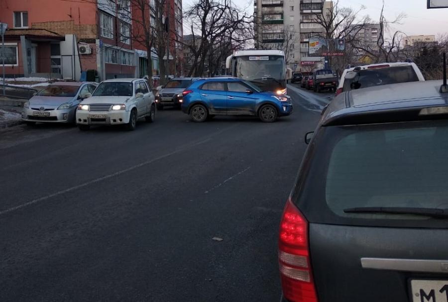 Во Владивостоке из-за ДТП с участием автобуса собирается сильная пробка