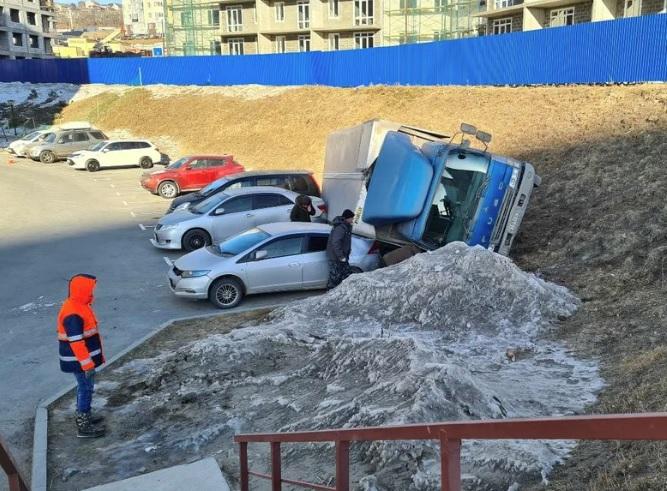 Может рвануть: во Владивостоке грузовик с газовыми баллонами упал на автомобили