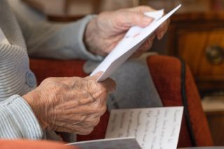 Почему пенсионерам лучше переоформить недвижимость на родственников