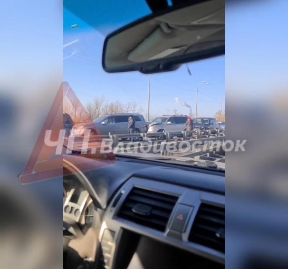 Фото: Telegram-канал Vladivostokincidents | Водитель устроил массовое ДТП на Некрасовском путепроводе во Владивостоке
