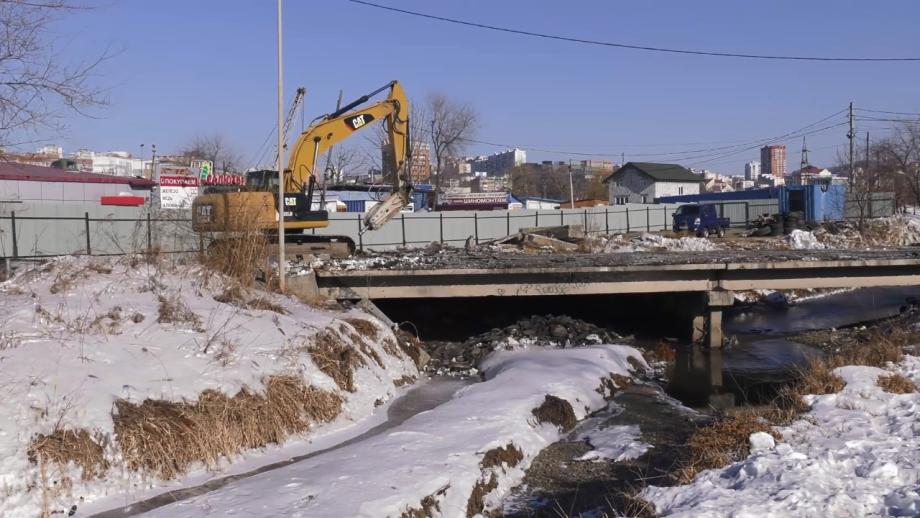 Фото: скрин видео | В самом загруженном районе Владивостока начали сносить многострадальный мост