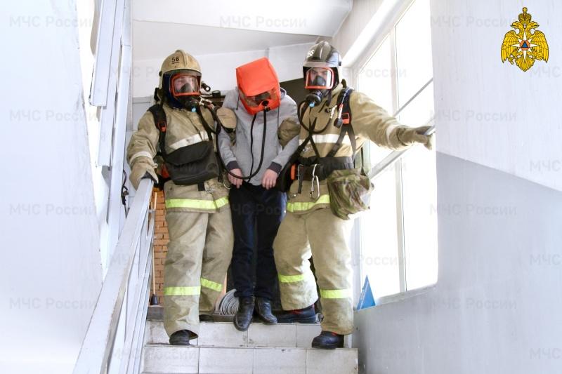 Фото: 25.mchs.gov.ru | 10 человек спасли во время пожара в многоквартирном жилом доме во Владивостоке
