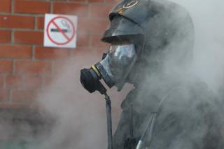 Фото: 25.mchs.gov.ru | Курение едва не привело к трагедии: пенсионера эвакуировали из горящей квартиры в Приморье