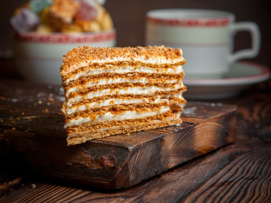 Ленивый медовик всего за полчаса: ничуть не хуже оригинала, но проще готовить