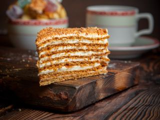 Ленивый медовик всего за полчаса: ничуть не хуже оригинала, но проще готовить