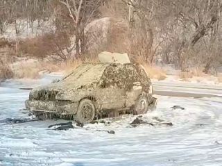 Видео подъёма затонувшего в Приморье год назад внедорожника рыбаков вызвало споры в соцмедиа