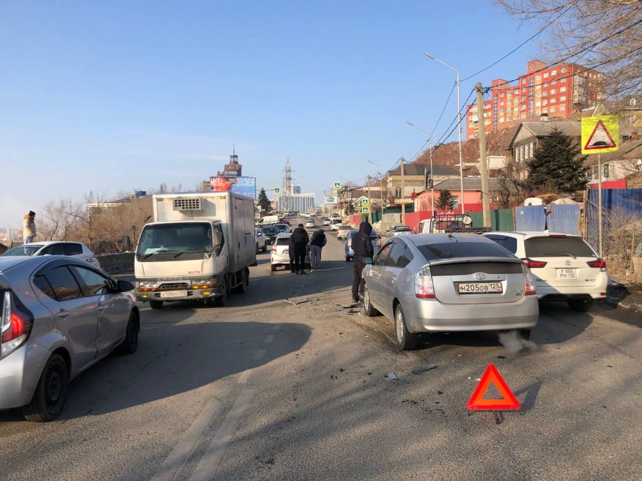 Все из-за дистанции: в центре Владивостока произошло тройное ДТП
