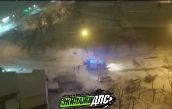 Вопрос жизни и смерти: во Владивостоке автомобилю скорой помощи не удалось заехать на ледяной склон