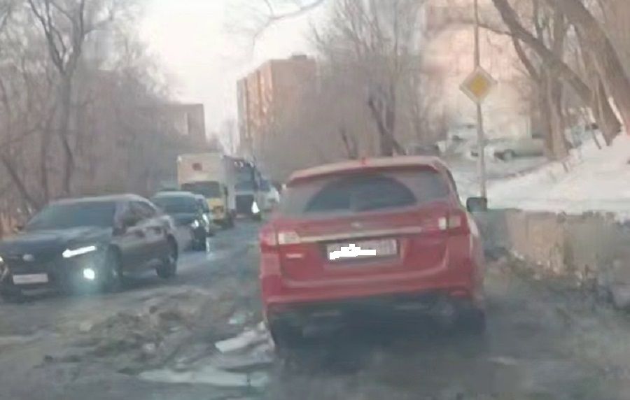 Отремонтированная дорога во Владивостоке вернулась в «исходное состояние» за три месяца