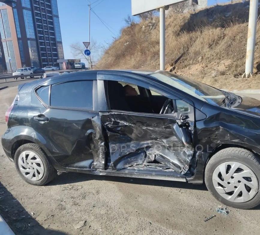Во Владивостоке таксист устроил серьезную аварию с пострадавшими