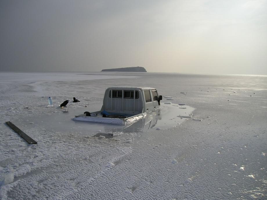 Владивостокцы придумали новый способ, как выехать на лед и не утопить свою машину