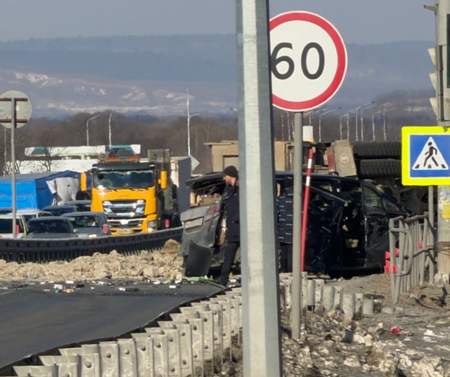 Грузовик с щебнем перевернулся и парализовал трассу в Приморье