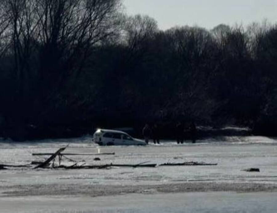 Очередной рыбак утопил машину во льдах Приморья