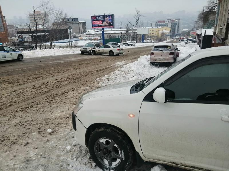 Озвучено количество транспортных средств, пострадавших в ДТП на самом крутом спуске Владивостока
