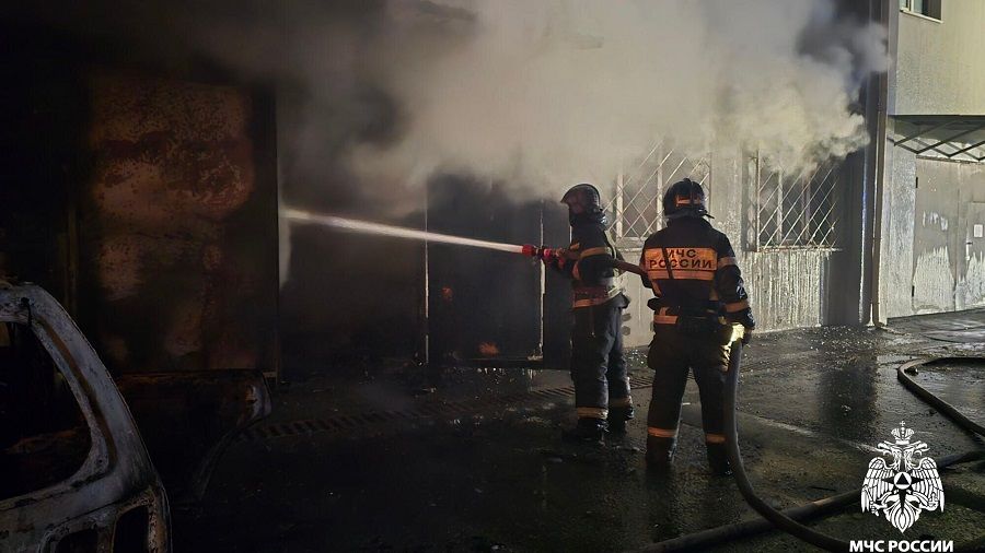 Пожар на мебельном производстве во Владивостоке сумели потушить только утром